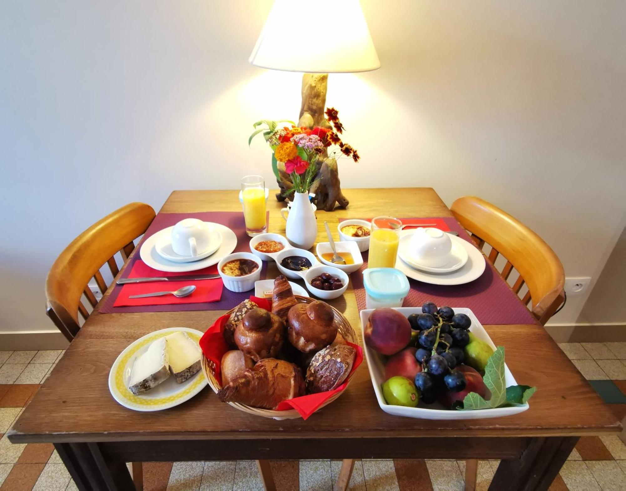 Logis Hotel Restaurant La Barguillere Saint-Pierre-de-Rivière Eksteriør bilde